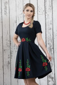 Góralska Sukienka Czarna w haftowane maki 